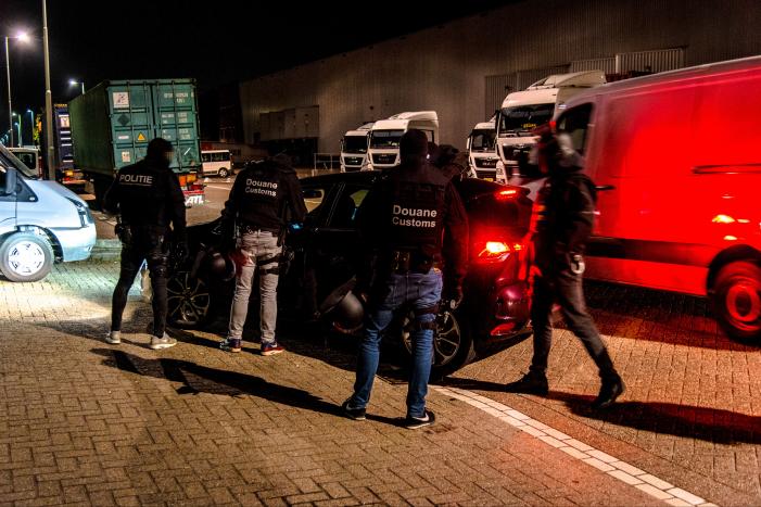 2950 kilo cocaÏne in zeecontainers; arrestatieteam doet inval