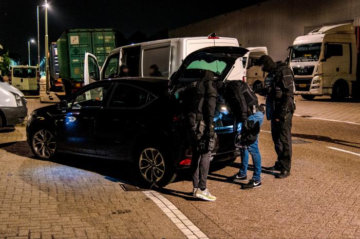 2950 kilo cocaÏne in zeecontainers; arrestatieteam doet inval