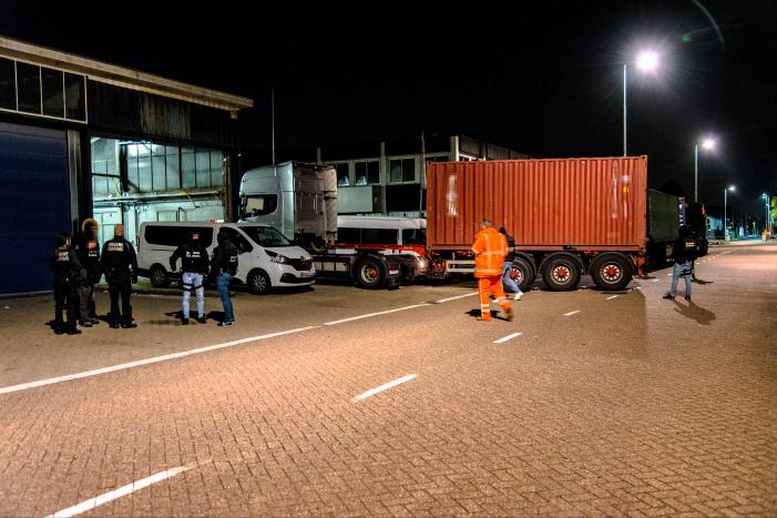 2950 kilo cocaÏne in zeecontainers; arrestatieteam doet inval