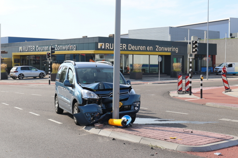 Automobilist raakt onwel en knalt tegen lantaarnpaal