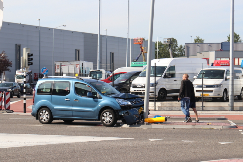 Automobilist raakt onwel en knalt tegen lantaarnpaal