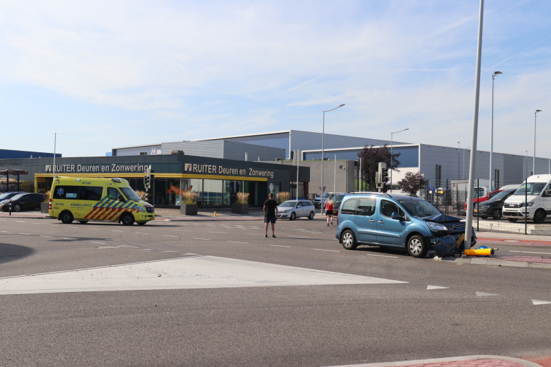 Automobilist raakt onwel en knalt tegen lantaarnpaal