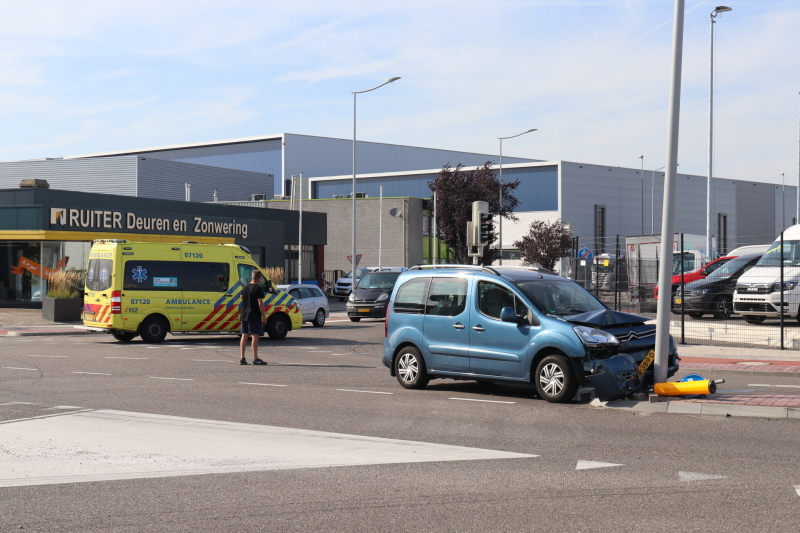 Automobilist raakt onwel en knalt tegen lantaarnpaal
