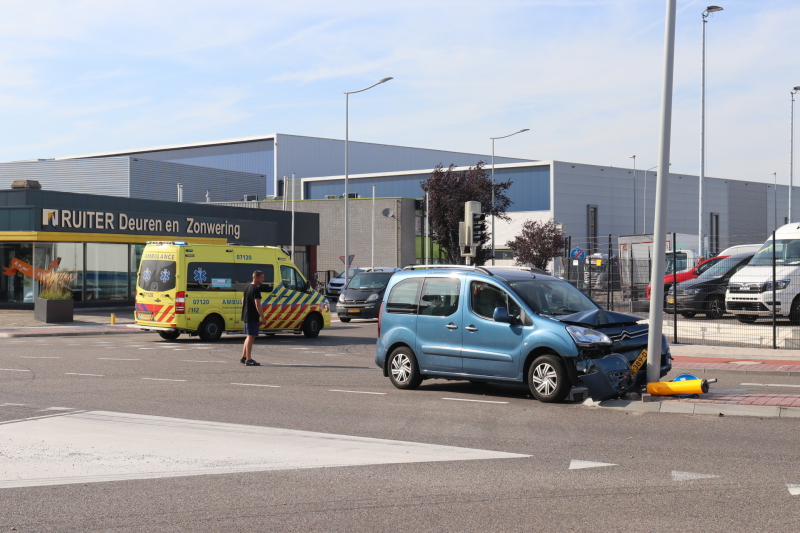 Automobilist raakt onwel en knalt tegen lantaarnpaal