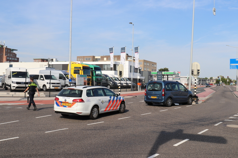 Automobilist raakt onwel en knalt tegen lantaarnpaal