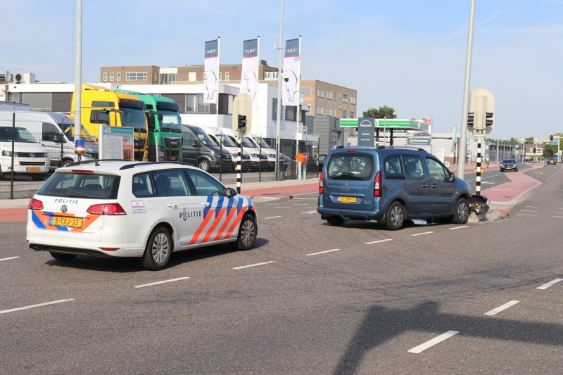 Automobilist raakt onwel en knalt tegen lantaarnpaal