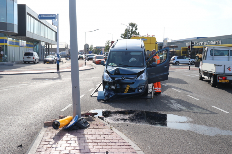 Automobilist raakt onwel en knalt tegen lantaarnpaal