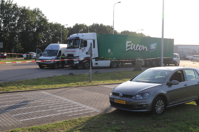 Stoffelijke overschot aangetroffen in vrachtwagen op parkeerplaats