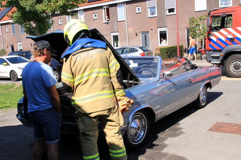 Oldtimer vat vlam door kapotte brandstofslang