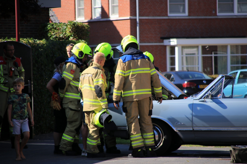 Oldtimer vat vlam door kapotte brandstofslang