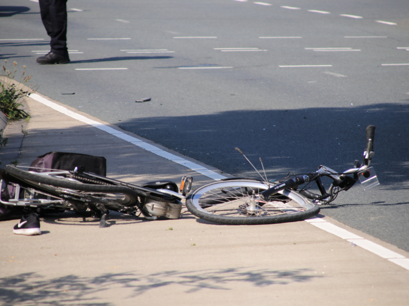 E-bikester overleden na zwaar ongeval op kruising
