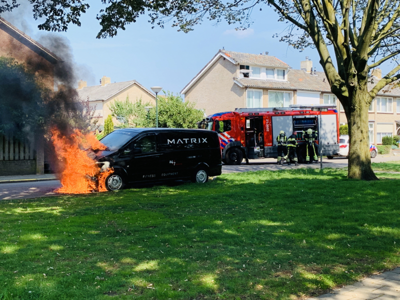 Bestelbus verwoest door brand