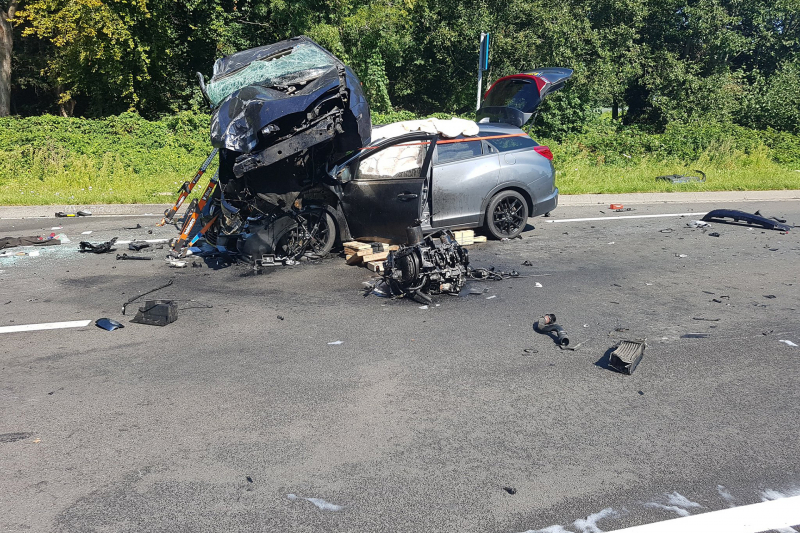 Auto's op elkaar na flinke aanrijding