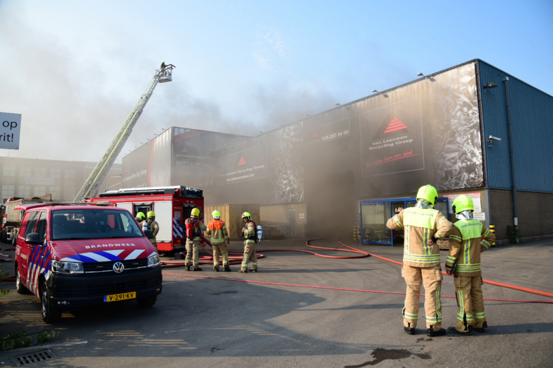 Zeer grote brand in bedrijfsloods