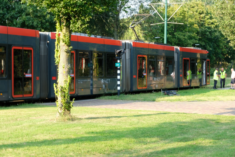 Fietser met mobiel in hand botst op tram