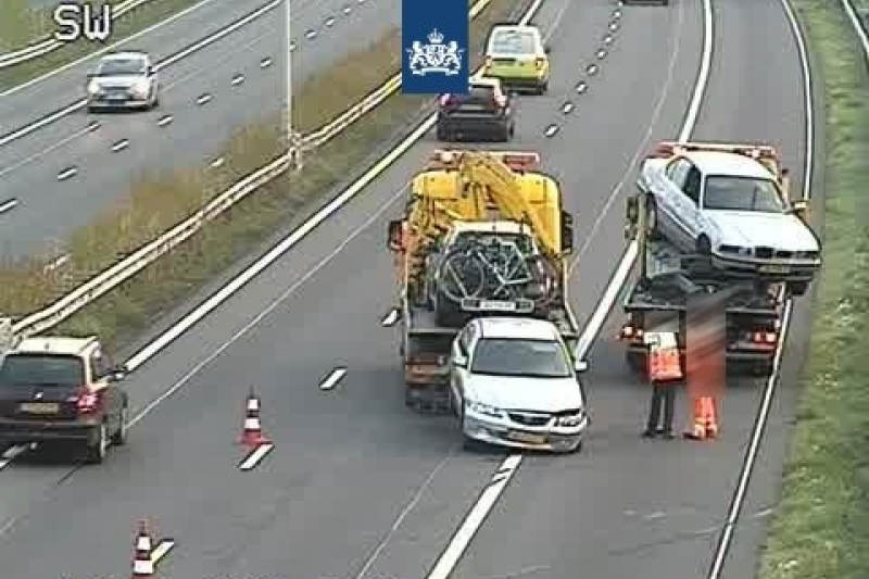 Auto met aanhanger geschaard op snelweg