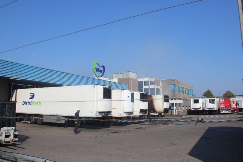 Trailer vliegt in brand bij slachterij