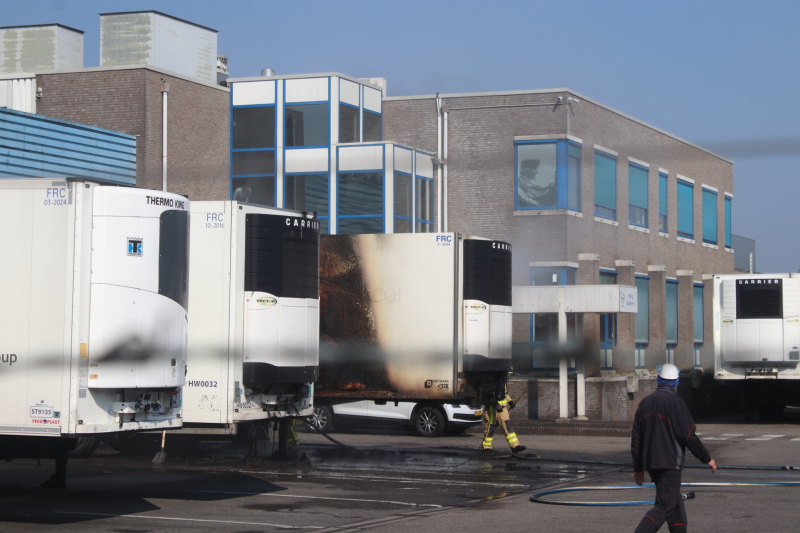 Trailer vliegt in brand bij slachterij