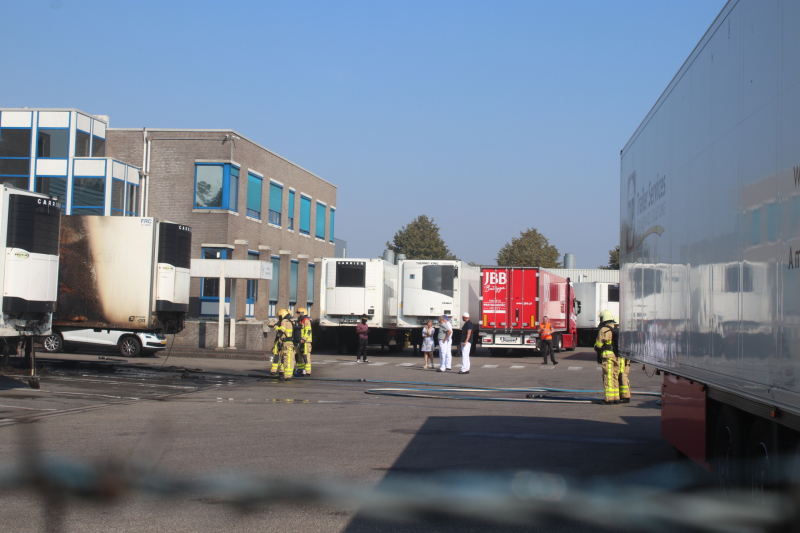 Trailer vliegt in brand bij slachterij