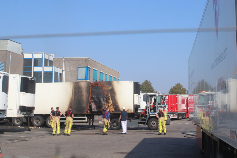 Trailer vliegt in brand bij slachterij