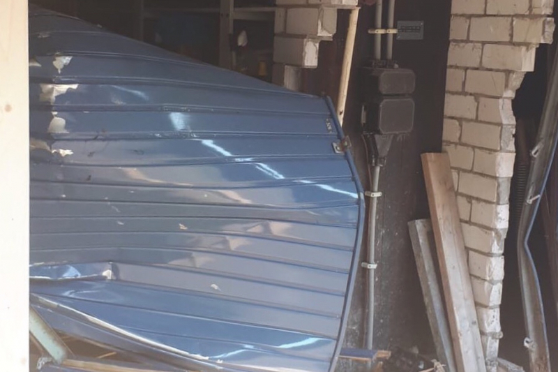 Bestuurder knalt garageboxen binnen met gestolen auto