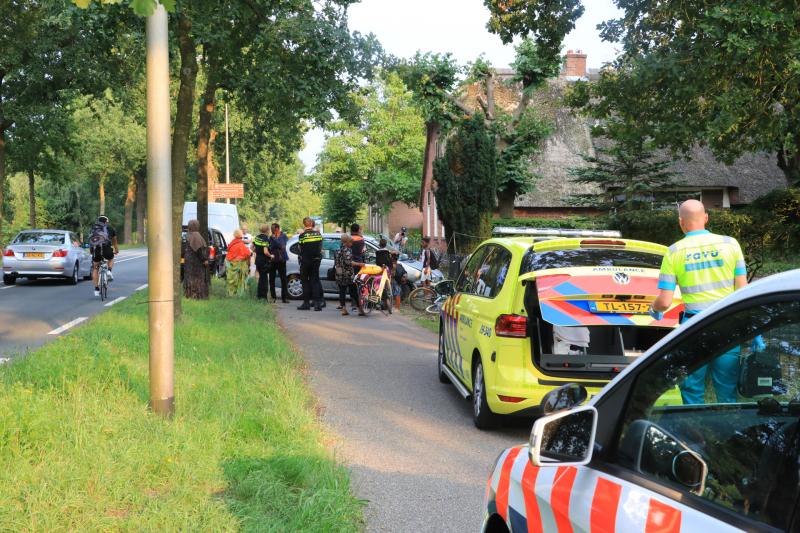 Auto rijdt tegen boom en klapt op hek