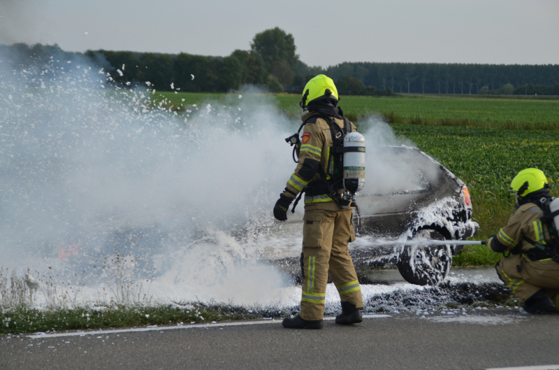 Personenauto verwoest na brand