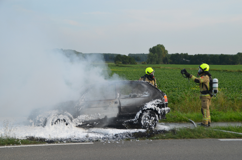 Personenauto verwoest na brand