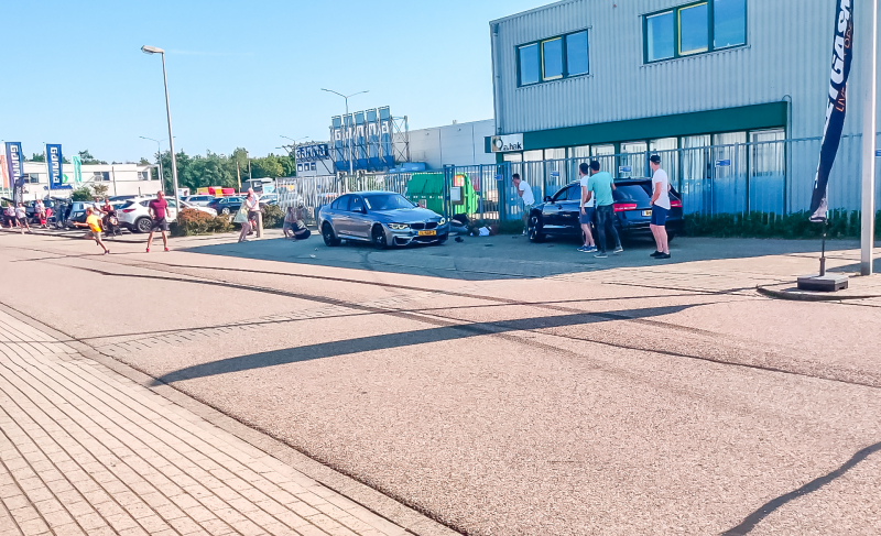 Auto rijdt in op publiek bij autoshow