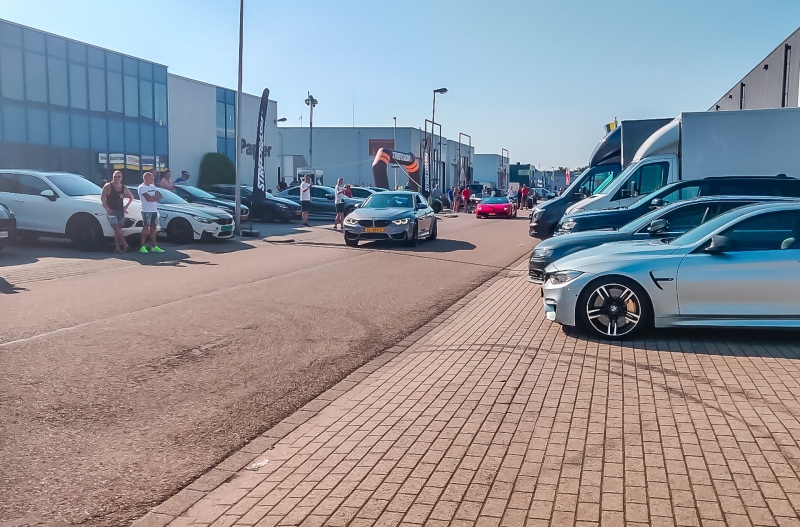 Auto rijdt in op publiek bij autoshow