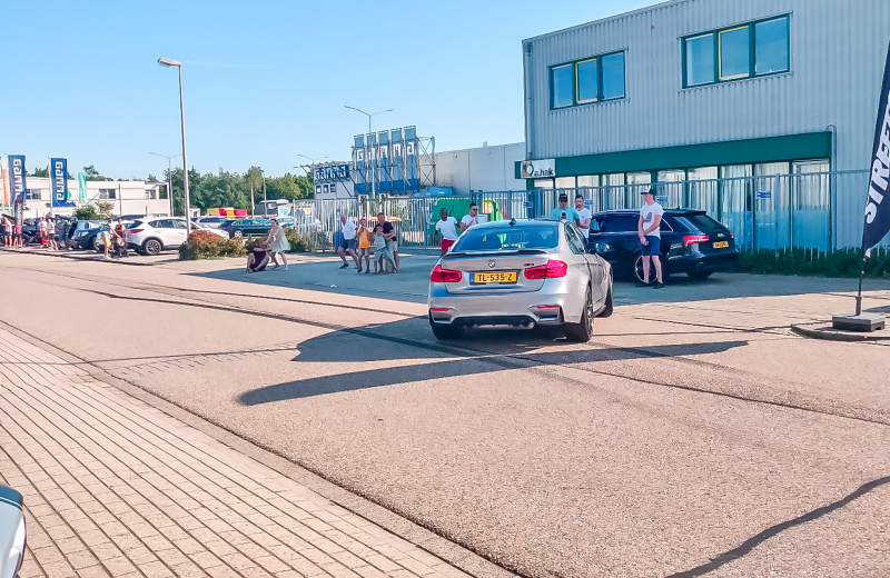 Auto rijdt in op publiek bij autoshow