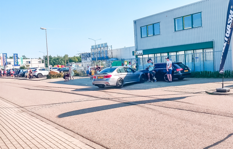 Auto rijdt in op publiek bij autoshow