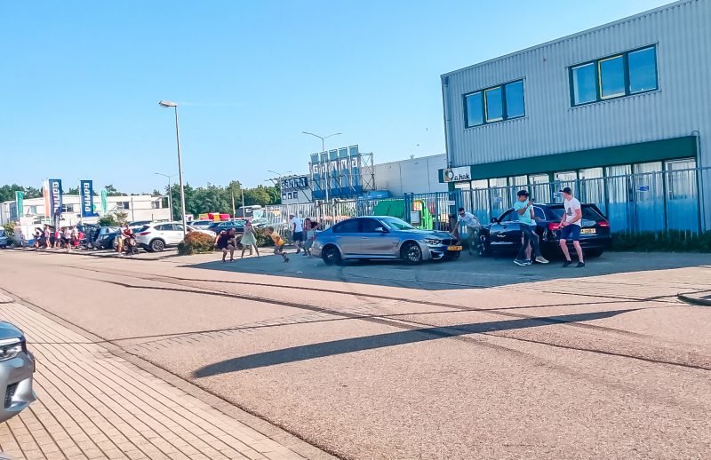 Auto rijdt in op publiek bij autoshow