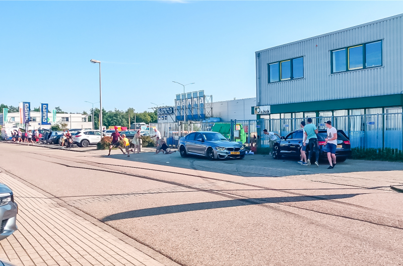 Auto rijdt in op publiek bij autoshow