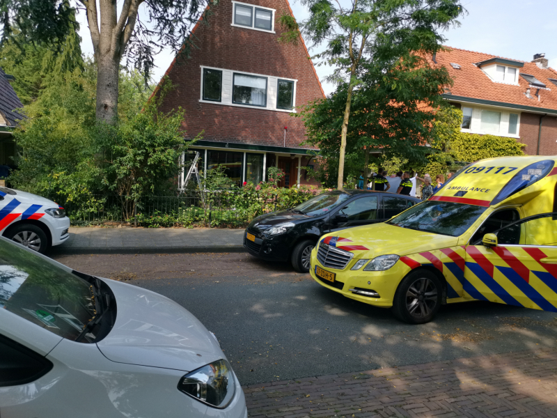 Man zwaargewond na val van keukentrapje