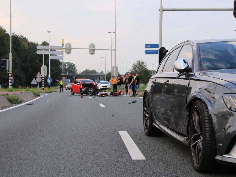 Twee voertuigen zwaar beschadigd bij aanrijding