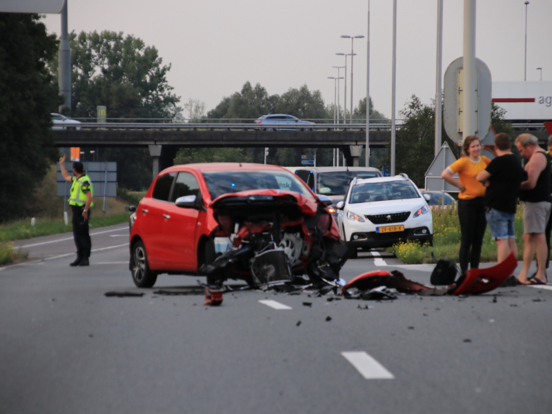 Twee voertuigen zwaar beschadigd bij aanrijding