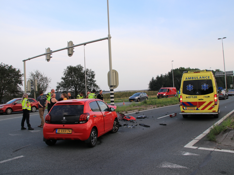 Twee voertuigen zwaar beschadigd bij aanrijding