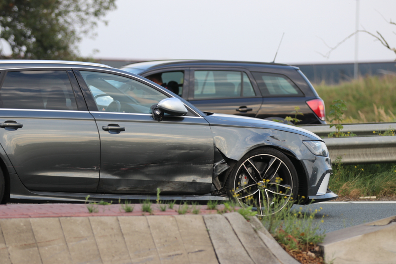 Twee voertuigen zwaar beschadigd bij aanrijding