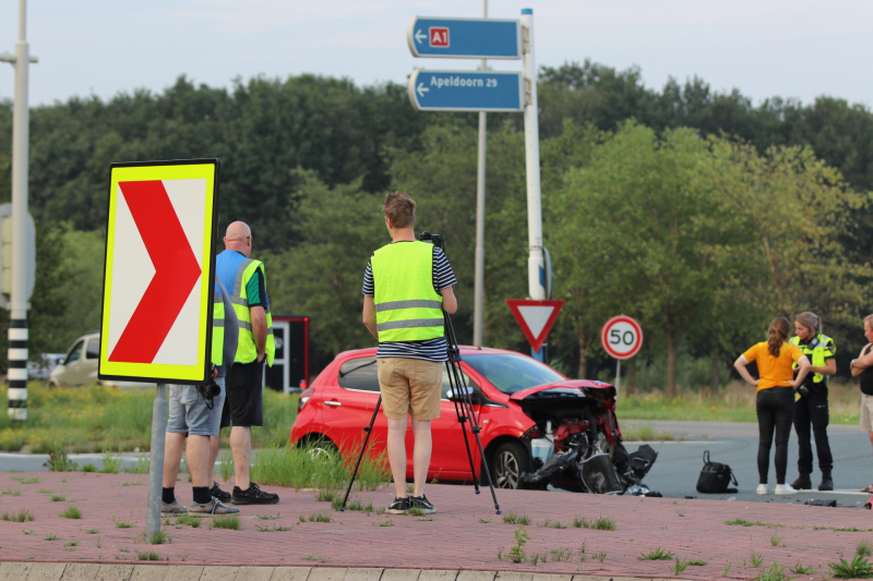 Twee voertuigen zwaar beschadigd bij aanrijding