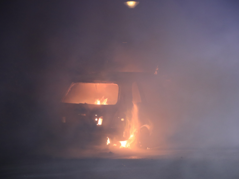 Vier auto's verwoest na vermoedelijk brandstichting