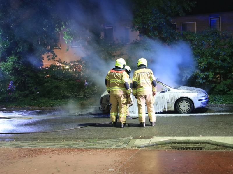 Vier auto's verwoest na vermoedelijk brandstichting