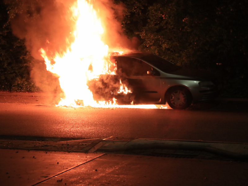Vier auto's verwoest na vermoedelijk brandstichting