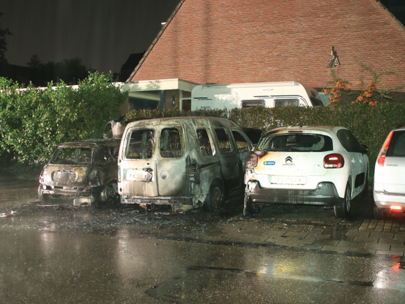 Vier auto's verwoest na vermoedelijk brandstichting