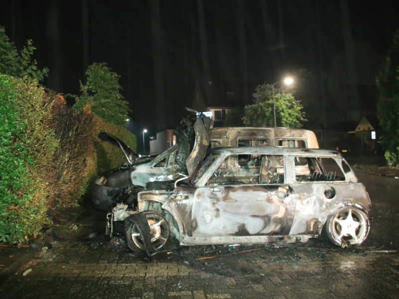 Vier auto's verwoest na vermoedelijk brandstichting