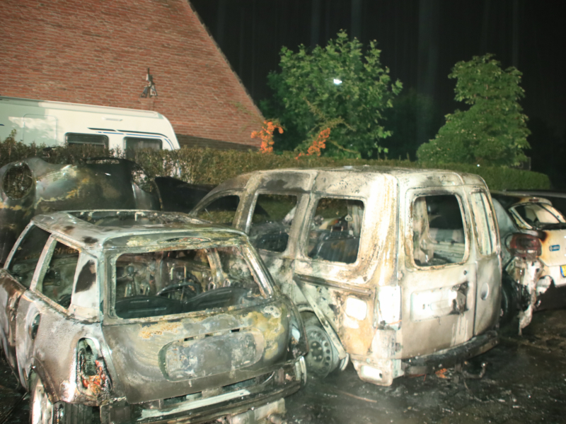 Vier auto's verwoest na vermoedelijk brandstichting