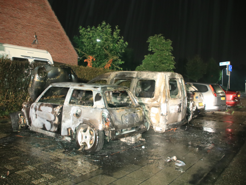 Vier auto's verwoest na vermoedelijk brandstichting
