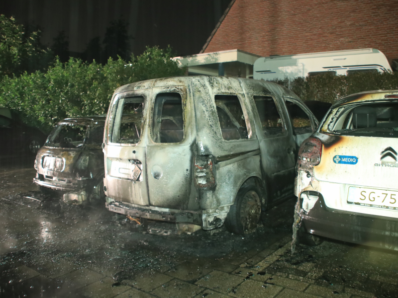 Vier auto's verwoest na vermoedelijk brandstichting
