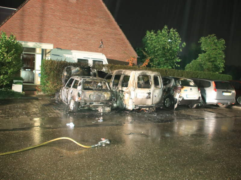 Vier auto's verwoest na vermoedelijk brandstichting