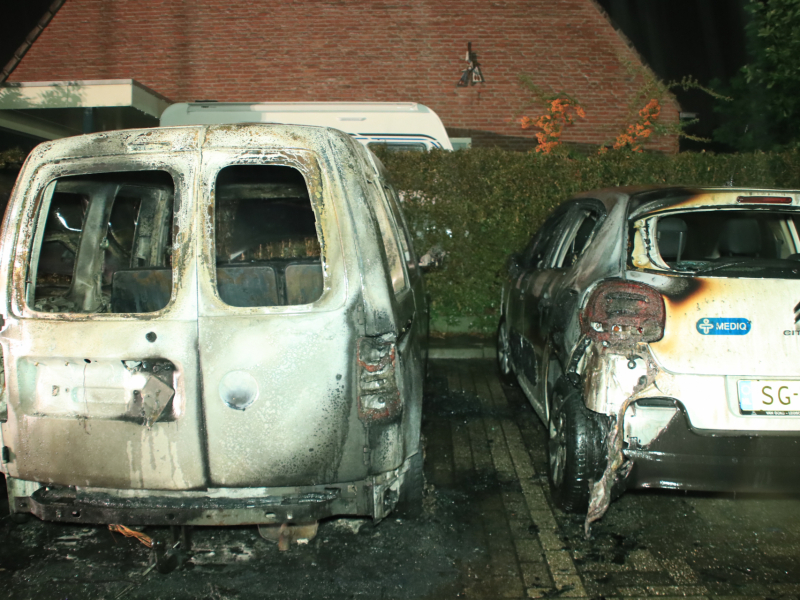 Vier auto's verwoest na vermoedelijk brandstichting